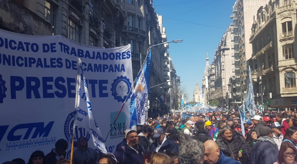 El Sindicato de Trabajadores Municipales de Campana estuve presente en la masiva movilización de FeSiMuBo en la Casa de la Provincia de Buenos Aires