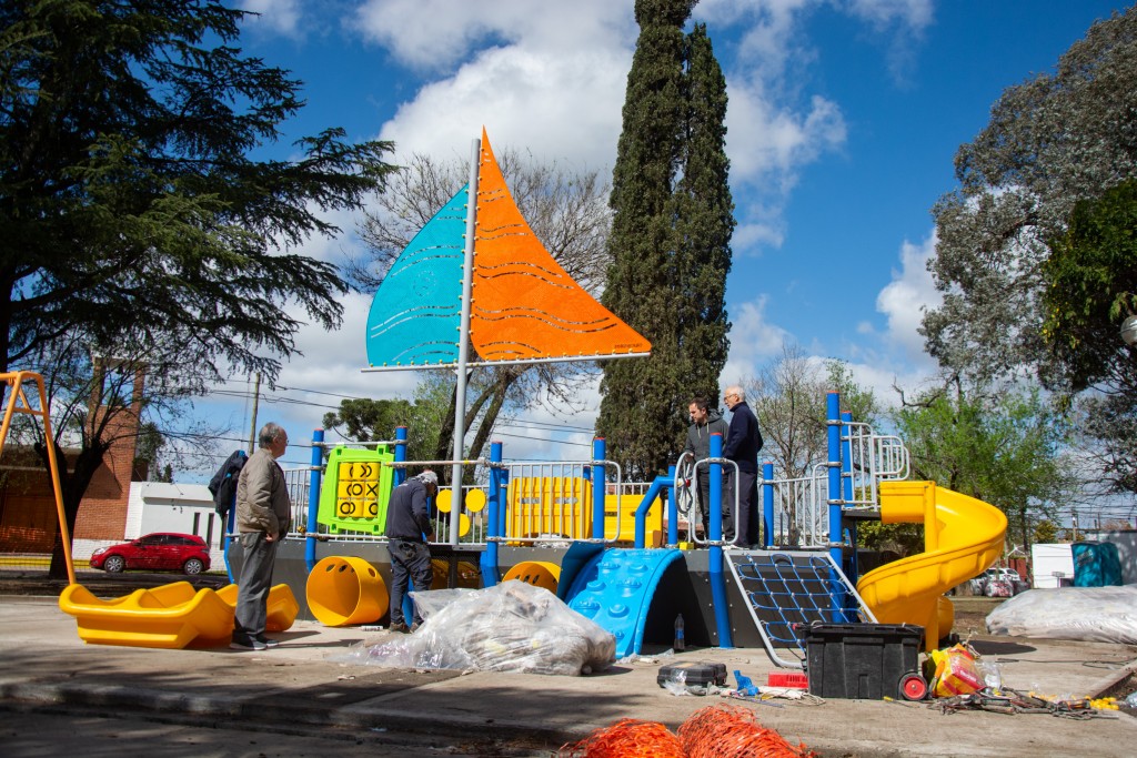 Ariel del Plata: el Municipio renueva la plaza del barrio y suma un colorido mangrullo en forma de velero 