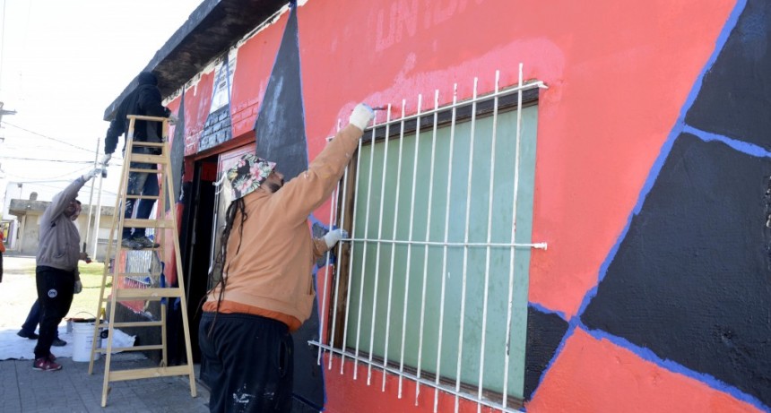 Cooperativistas del Municipio ahora intervinieron con colores el club “Juventud Unida”