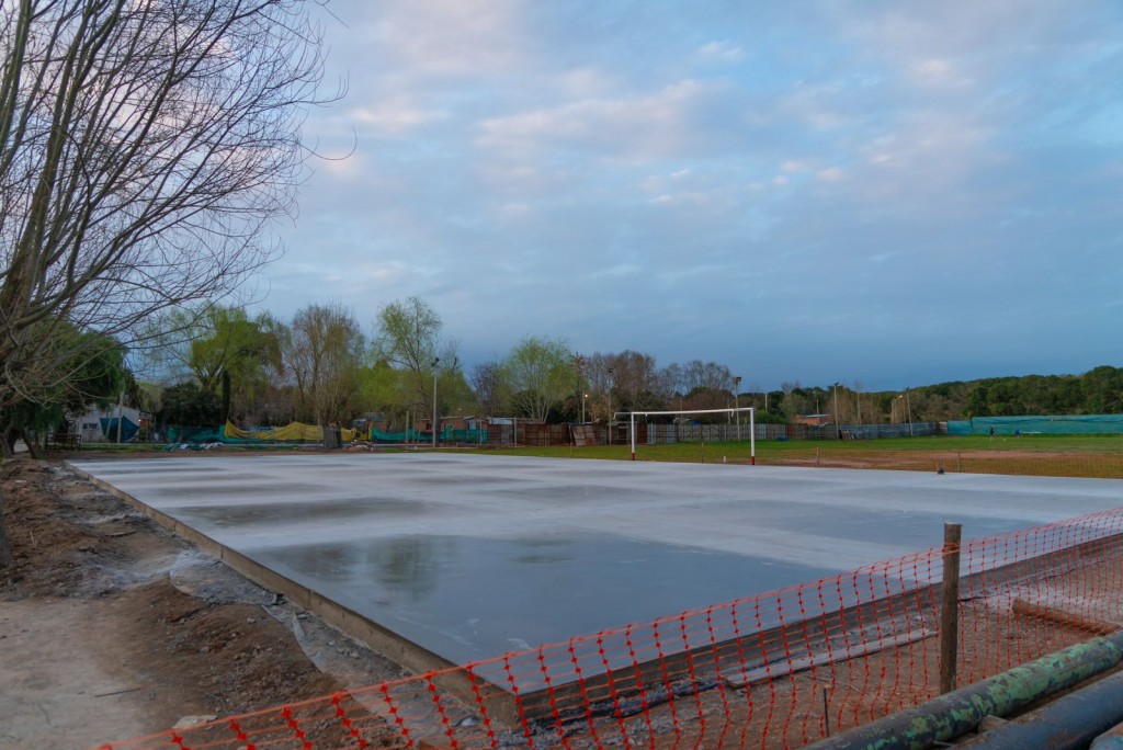 Se completó el hormigonado del playón polideportivo que el Municipio construye en Otamendi