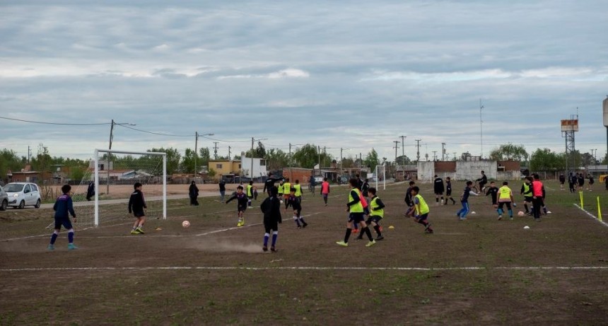 Junto a tres clubes barriales, el Intendente inauguró nuevas canchas de fútbol