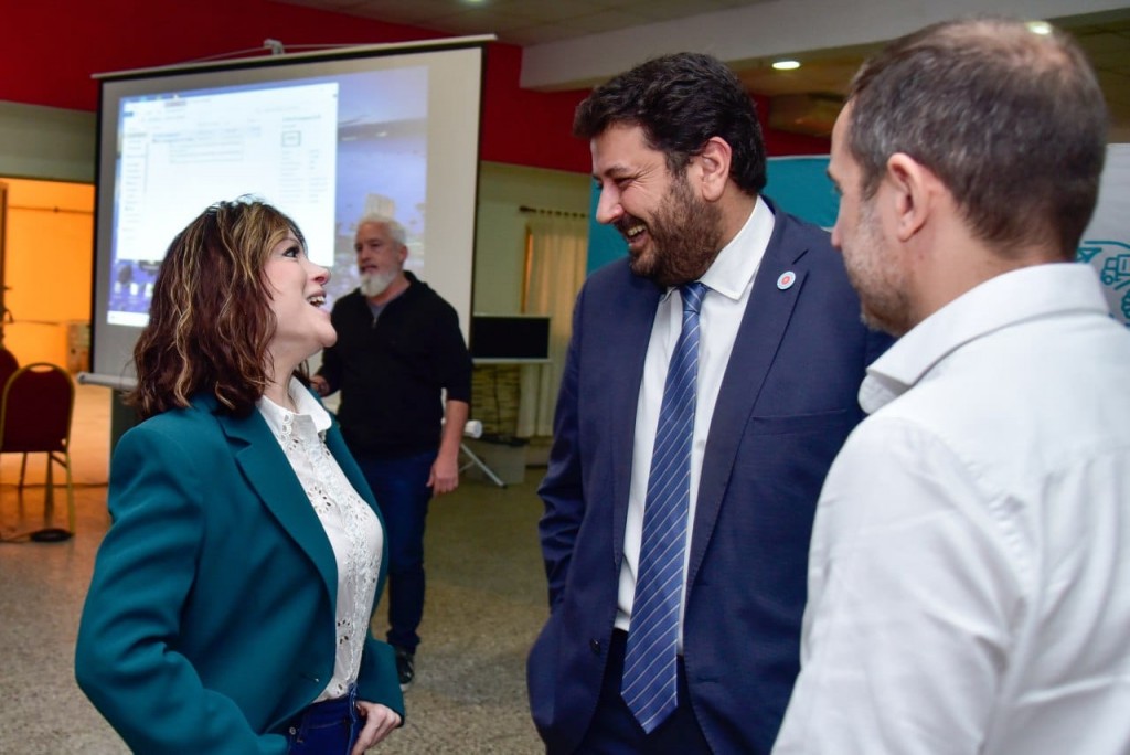 Alonso acompañó al Ministro Mena en la entrega masiva de escrituras