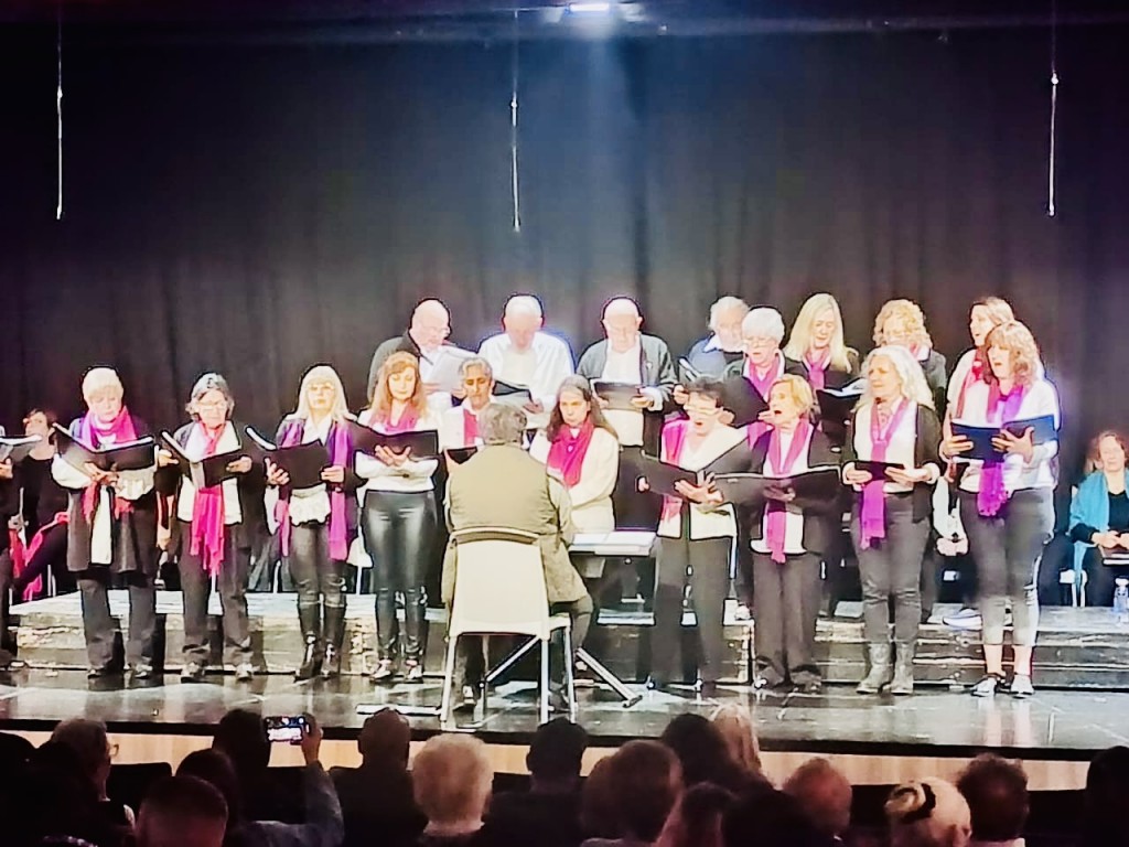 El Coro Polifónico Municipal de Campana celebró su 57° aniversario con un concierto en el Pedro Barbero