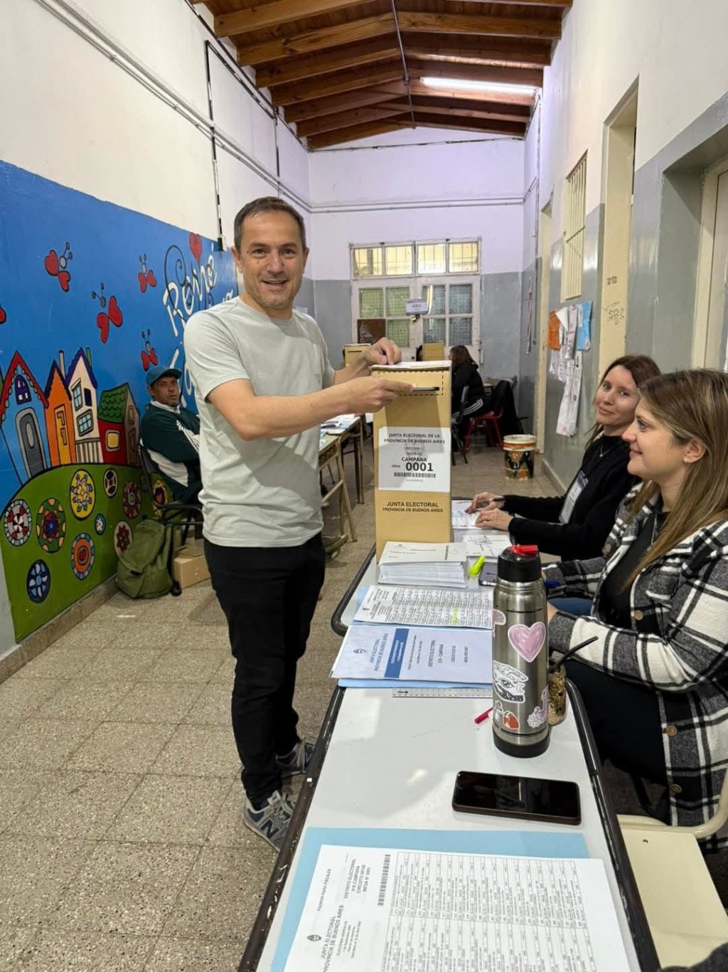 El Intendente votó en la Escuela Media 1