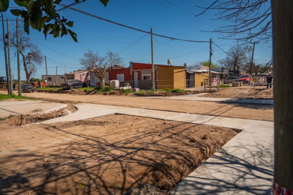 Abella visitó barrio Romano, donde el Municipio realiza obras para mejorar su accesibilidad