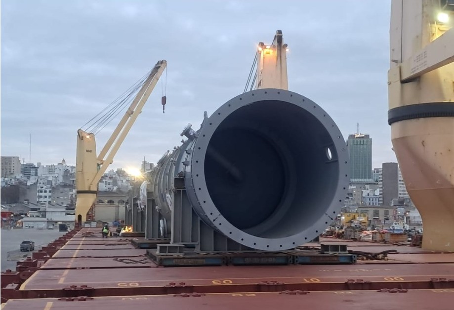 Un megaoperativo para trasladar la nueva torre de destilación a la refinería de Axion energy en Campana