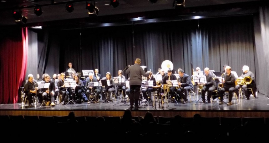 Junto a la Banda Municipal, el maestro Jorge Doumont brindó una master class en el Pedro Barbero
