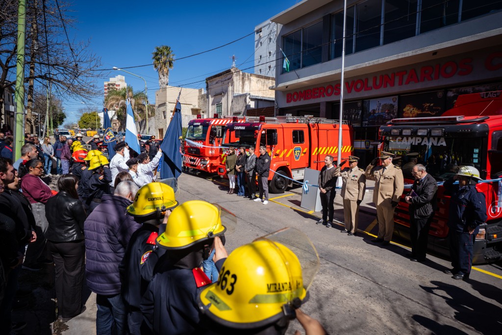 Abella acompa&ntilde;&oacute; el 77&ordm; aniversario de Bomberos Voluntarios de Campana