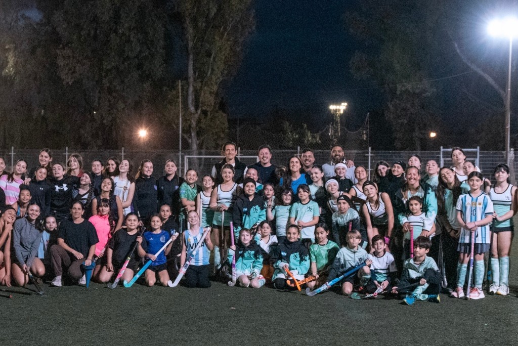 La ex Leona In&eacute;s Arrondo brind&oacute; una cl&iacute;nica gratuita de hockey en Campana invitada por Alejo Sarna.