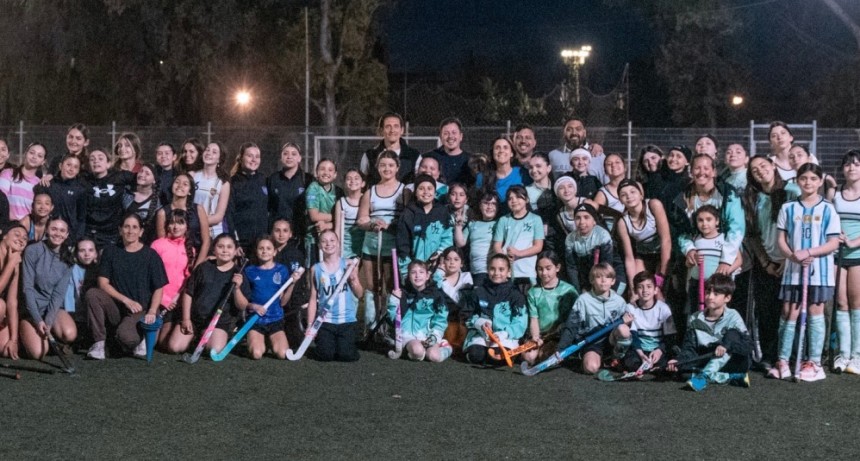 La ex Leona In&eacute;s Arrondo brind&oacute; una cl&iacute;nica gratuita de hockey en Campana invitada por Alejo Sarna.