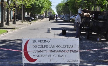 Contin&uacute;an las obras de mantenimiento y tomado de juntas en calle Paso