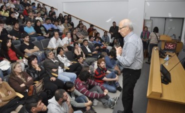 El Dr. Benedetti disert&oacute; sobre &ldquo;La M&aacute;quina de Dios, descubriendo los secretos del Universo&rdquo; en una repleta Aula Magna de la UTN