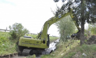 El Municipio trabaja en la limpieza de zanjones y construcci&oacute;n de taludes en San Cayetano
