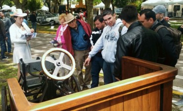Cientos de personas pasaron por el stand de Campana en la segunda jornada de Autocl&aacute;sica