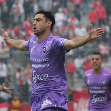 Villa D?&nbsp;lmine defiende la punta de la tabla en Campana