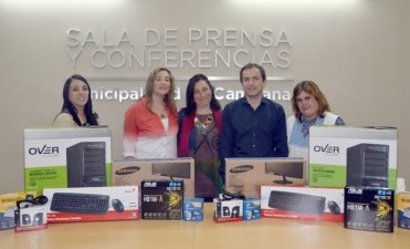 El Intendente entreg&oacute; computadoras a dos escuelas de la ciudad