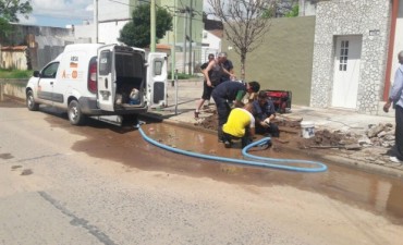Tras gestiones del Municipio, ABSA repar&oacute; una importante p&eacute;rdida de agua en el casco urbano