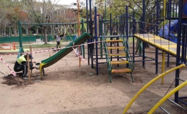Comenzaron a reparar los juegos del Parque Urbano