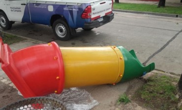 Siguen las reparaciones de juegos en las plazas de la ciudad 