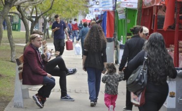 Sabores, colores y tradiciones del mundo en la plaza Eduardo Costa  