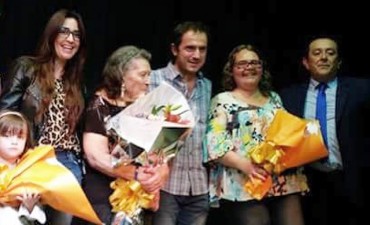 A sala llena, se present&oacute; el espect&aacute;culo &ldquo;Canto y Danza en el D&iacute;a de la Madre&rdquo;