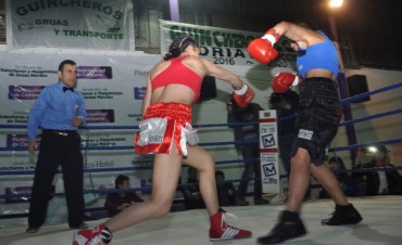 &ldquo;La Peke&rdquo; Espinosa gan&oacute; por puntos en su debut profesional