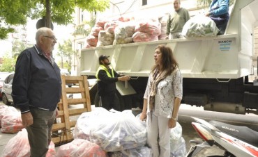 El Municipio entreg&oacute; a escuelas de la isla galletitas donadas por Granix 