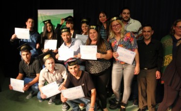 M&aacute;s de 100 alumnos del Plan FINES recibieron su diploma de egresados