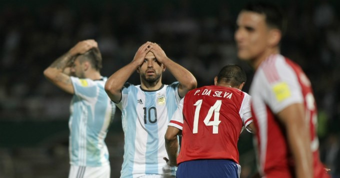 Argentina fue caos, confusi&oacute;n y silbidos ante Paraguay