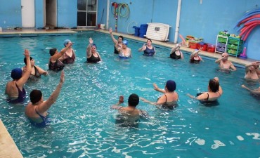 Adultos mayores disfrutan de clases gratuitas de Acuagym