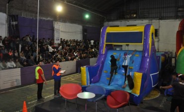 Con divertidas pruebas y un certamen de canto, se realiz&oacute; la semifinal de Campana Juega