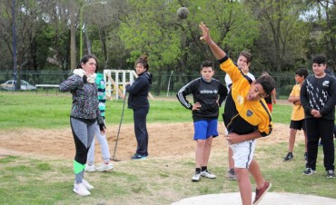 M&aacute;s de 300 estudiantes secundarios participaron del Torneo Intercolegial de Atletismo