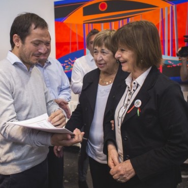 M&aacute;s de 200 familias de la ciudad recibieron la escritura de sus viviendas, entre ellas el Grupo Esperanza