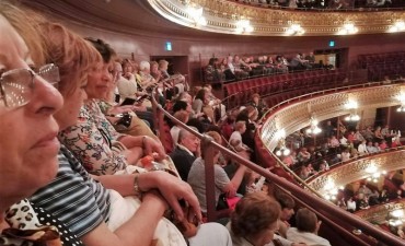 Adultos Mayores de la ciudad disfrutaron de un magn&iacute;fico show de Ra&uacute;l Lavi&eacute; en el Teatro Col&oacute;n