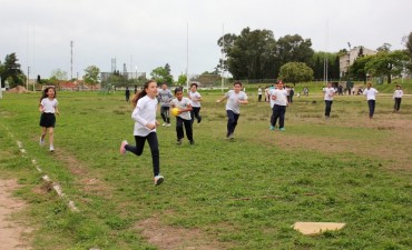 Alumnos de escuelas primarias participaron de un Encuentro Interescolar de Softbol 