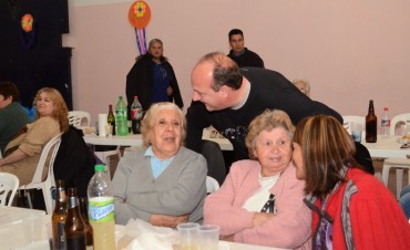 Roses acompa&ntilde;&oacute; el agasajo de Las Violetas de Otamendi a las madres en su d&iacute;a