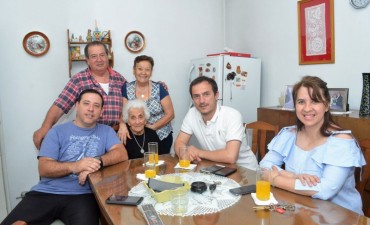 Inocencia cumpli&oacute; 102 a&ntilde;os y recibi&oacute; la visita del intendente Abella 