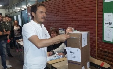 El Intendente municipal Sebasti&aacute;n Abella emiti&oacute; su voto