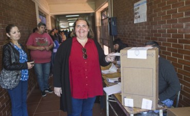 Romina Buzzini vot&oacute; en horas del mediod&iacute;a