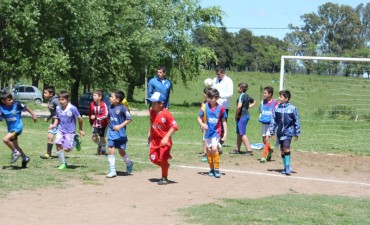 La Escuela Municipal de F&uacute;tbol Infantil protagoniz&oacute; una jornada solidaria 