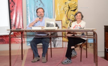 Se present&oacute; el libro La vida austera en la Escuela de Arte 