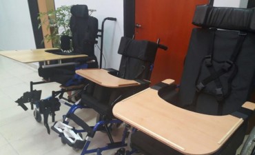 Abella entreg&oacute; tres sillas posturales a personas con discapacidad