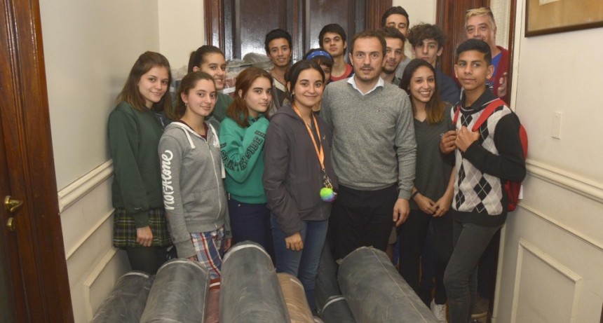 Abella entreg&oacute; telas a distintos talleres municipales de baile y teatro