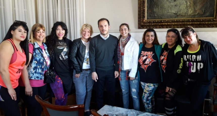 Abella recibi&oacute; a instructoras de Zumba