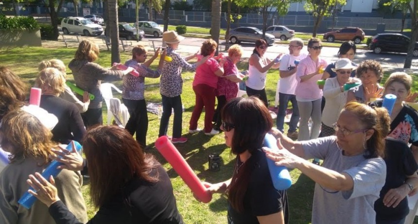 Adultos mayores disfrutaron de una clase de yoga en el Parque Urbano