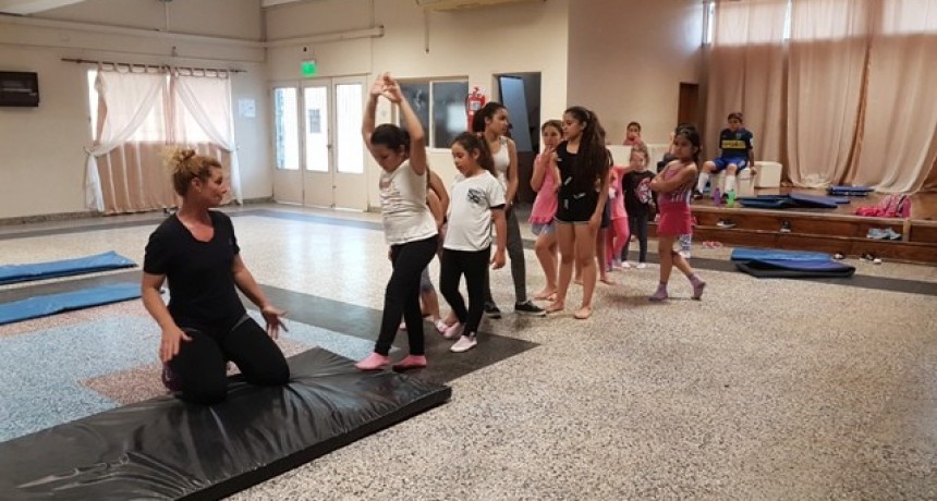 Dictan clases gratuitas de gimnasia deportiva y stretching para niños