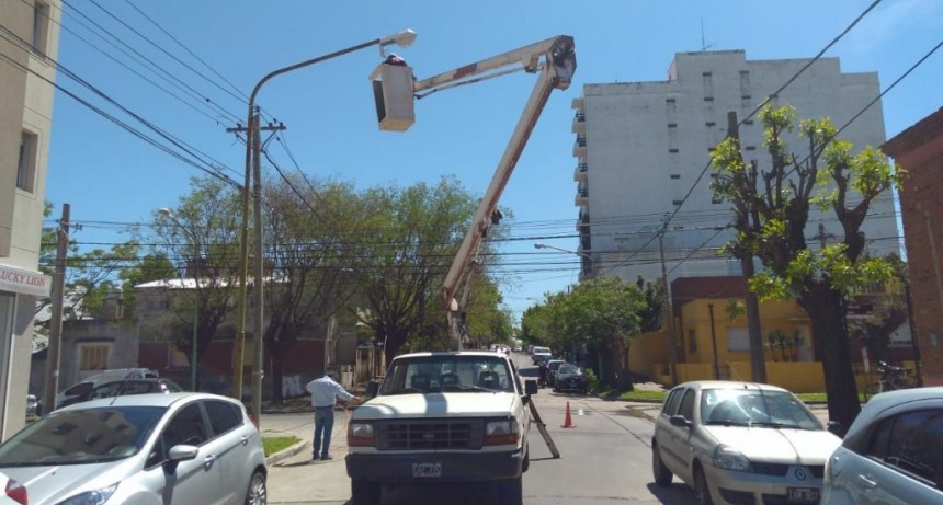 El Municipio reemplaza columnas de alumbrado que estaban en mal estado