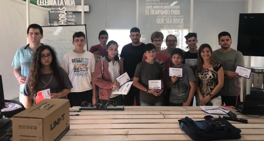 J&oacute;venes de la ciudad iniciaron un nuevo curso gratuito de Rob&oacute;tica