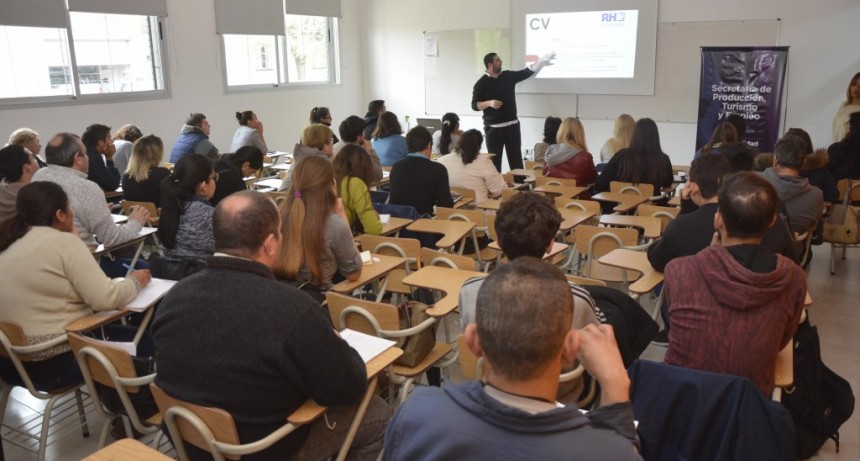 J&oacute;venes y adultos participaron de un taller de b&uacute;squeda de empleo