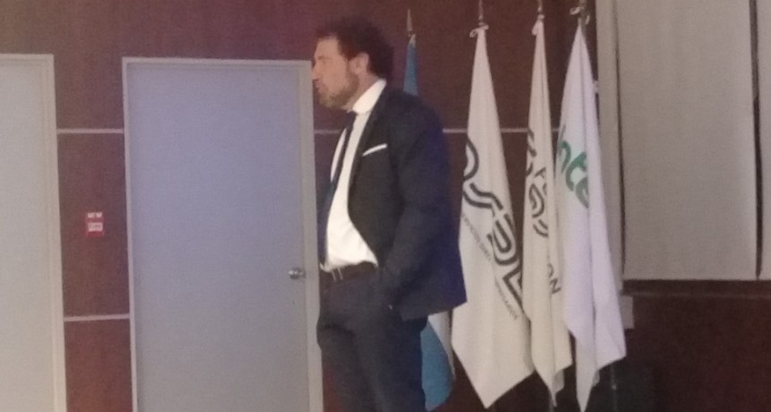 Interesante disertación Dr. Claudio Adrián Zuchovicki:
